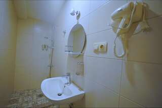 Отель Hotel Cordata Тбилиси Улучшенный двухместный номер с 1 кроватью или 2 отдельными кроватями, вид на город-7